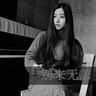 美女COS《巫师3》叶奈法惊艳绝伦 白嫩香肩紫眸勾人